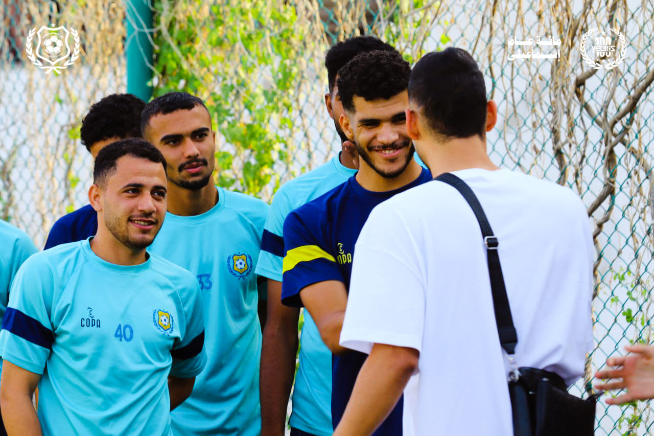 باهر المحمدي مع اللاعبين