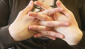 هل طقطقة الاصابع تسبب مشاكل  صحية ؟ (إجابة صادمة)
